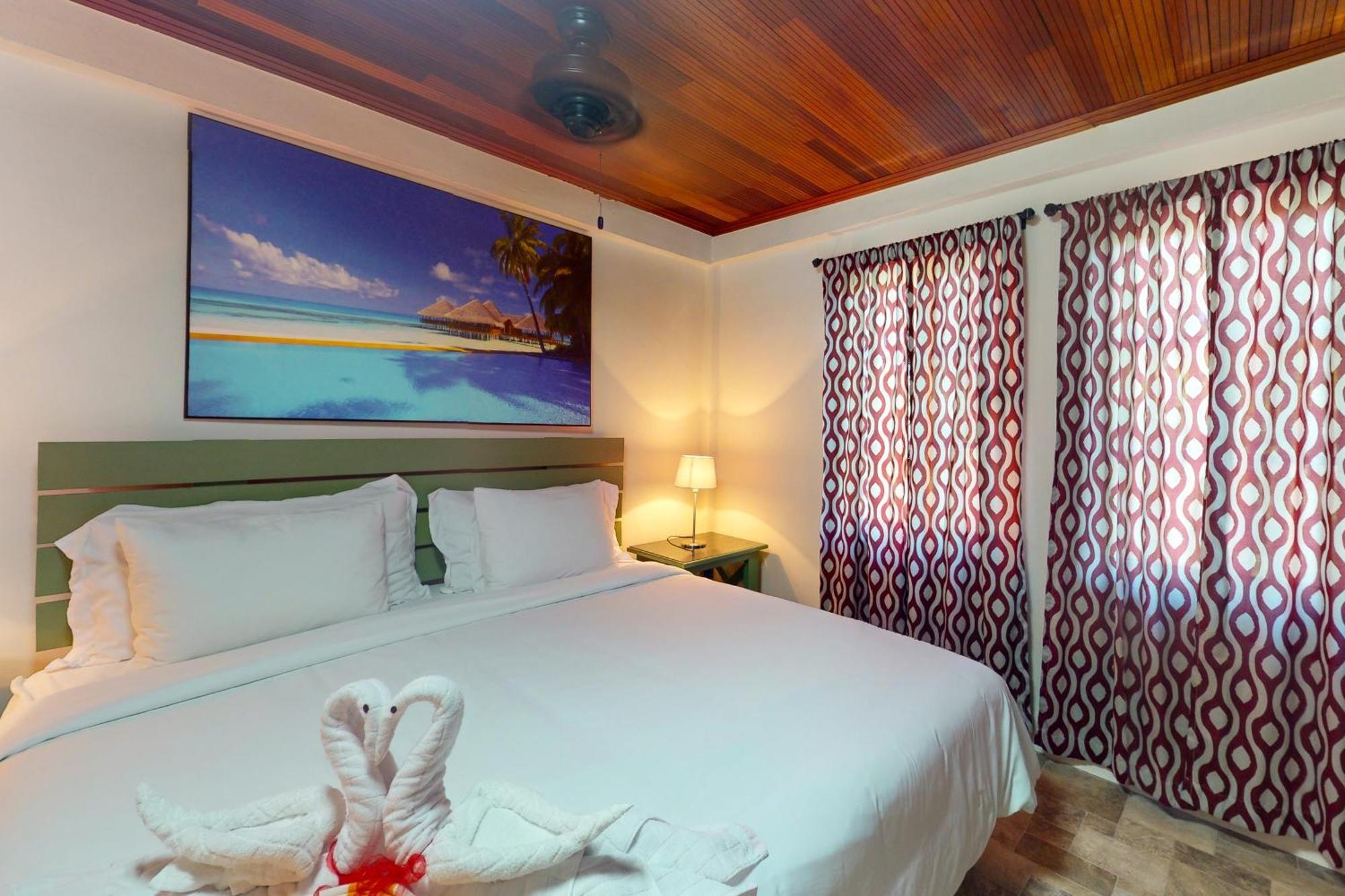 Hummingbird Home Suites San Pedro  Zimmer foto